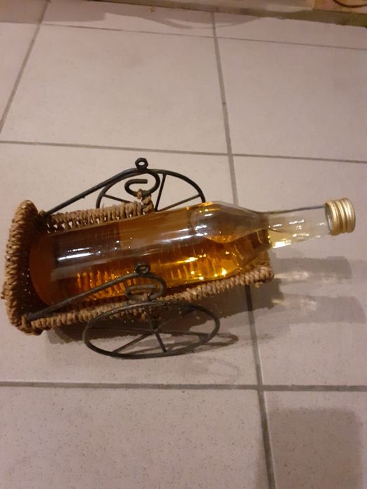 Stojak kolekcjonerski na wino rydwan