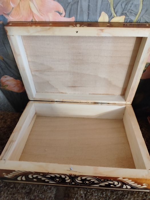 Скринька для біжутерії