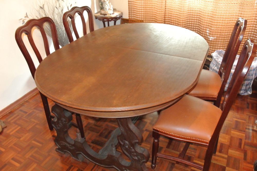 Mesa de jantar em madeira trabalhada para 6 pessoas (sem CADEIRAS)