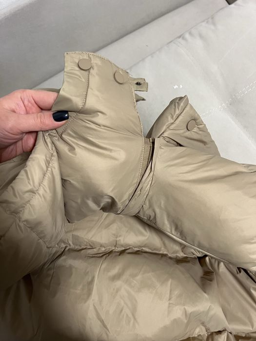 Жіночий пуховик у бежевому кольорі