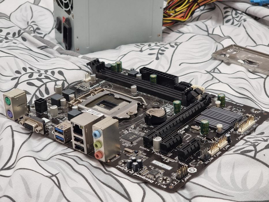 На запчастини або під відновлення, материнська плата 1150 сокет + блок