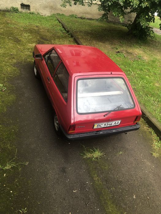 Форд фієста 1982 року на повному ходу