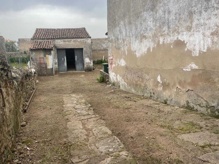 Moradia T3 com logradouro e garagem