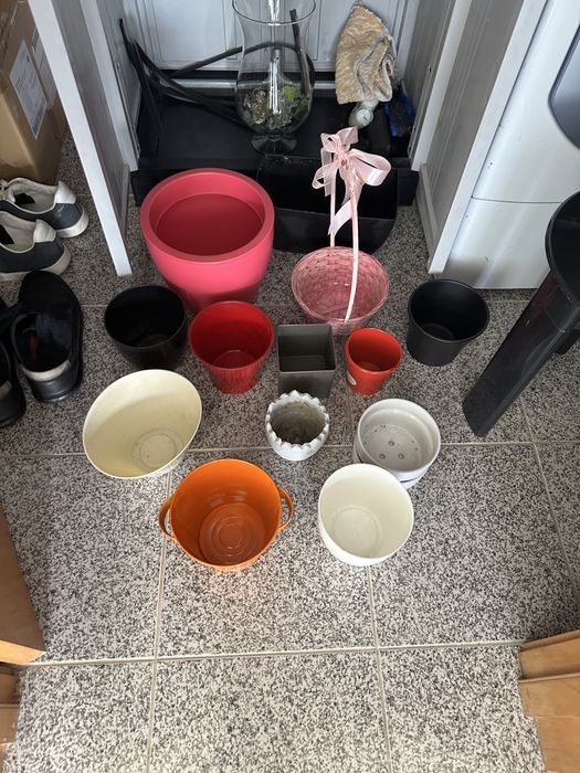 Vasos de vários tamanhos cerâmica e de plástico