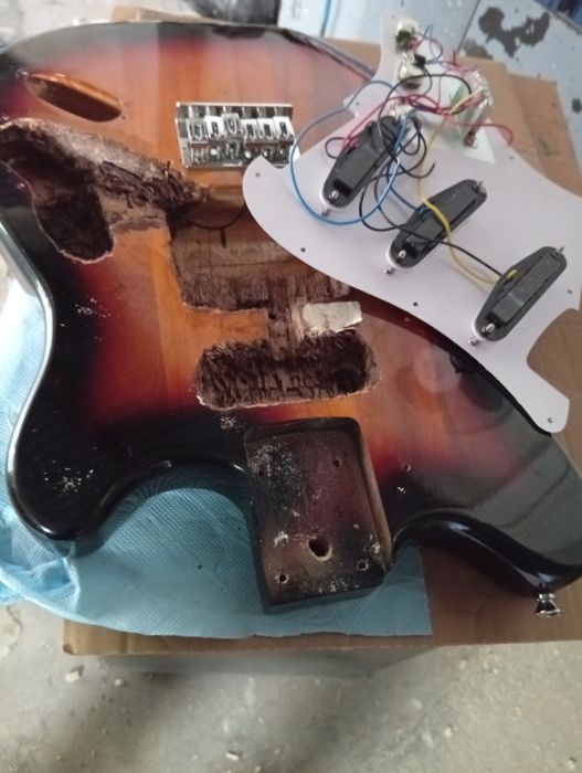 Compro guitarras elétricas operacionais ou danificadas.