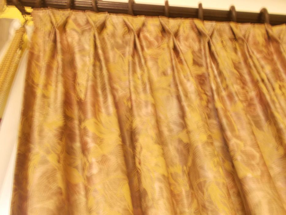 Cortinado com varão em madeira e reposteiros