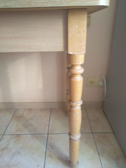 Стіл і чотири табуретки