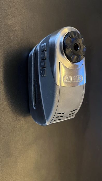 Blokada Abus 8008 na tarczę hamulcową motocykla