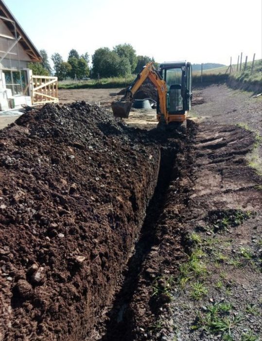 Wynajem minikoparki z młotem do kucia wozidło miniładowarka bobcat