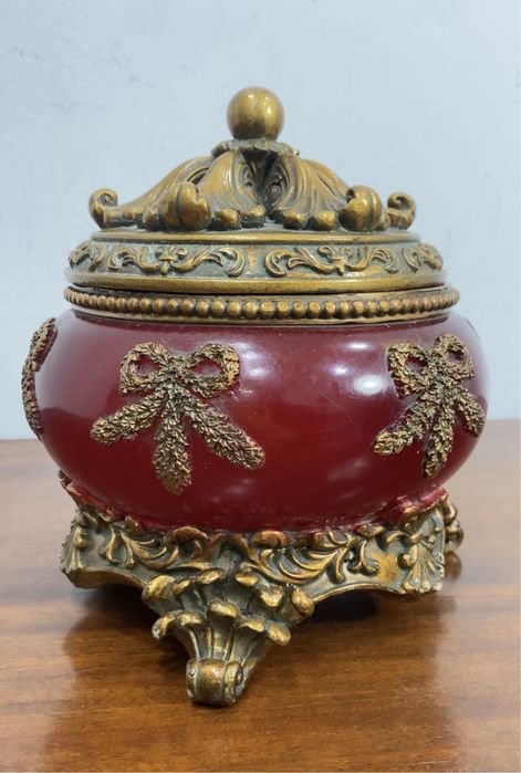 Invulgar bomboneira.