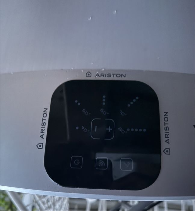 Bojler ariston wi-fi uszkodzony wycikła woda spod grzałki