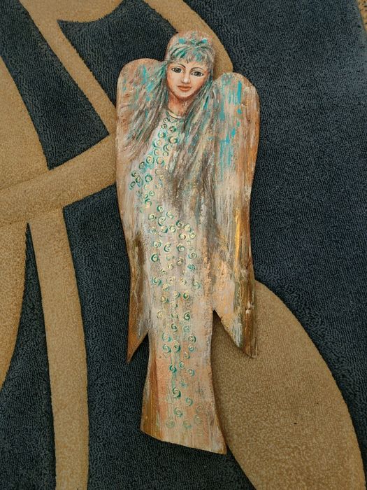 Kobieta anioł rzeźba w drewnie