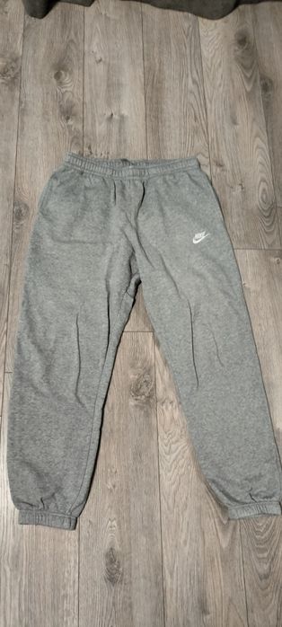 продам чоловічі спортивні штани Nike 
в хорошому стані 
розмір L