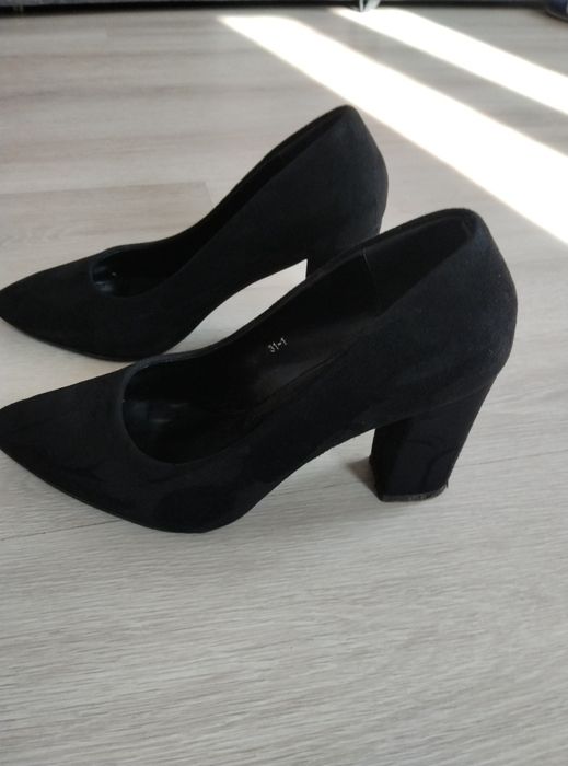 Продам замшеві туфлі