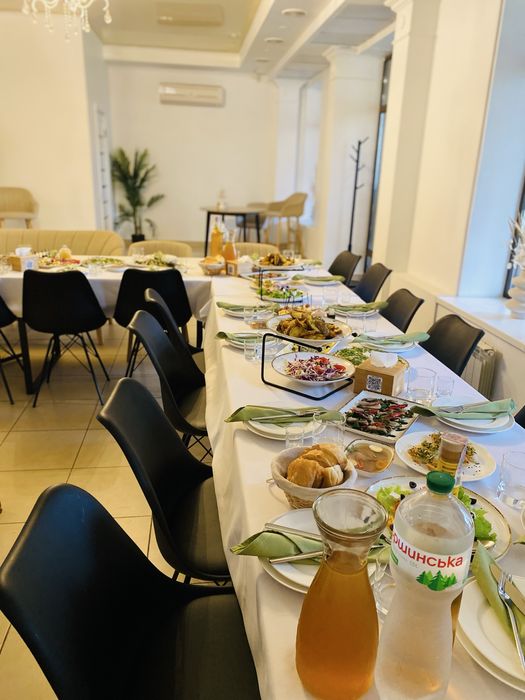 Стільці і столи, диван, барні стільц і інше майно