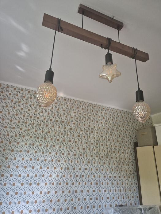 Drewniana lampa wisząca z żarówkami