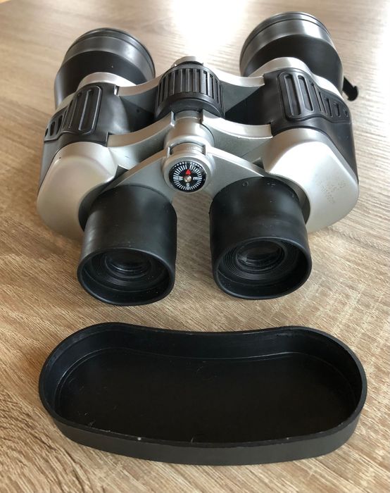 Sprzedam lornetkę o parametrach 10x50, 6 stopni, 105m/1000m +pokrowiec