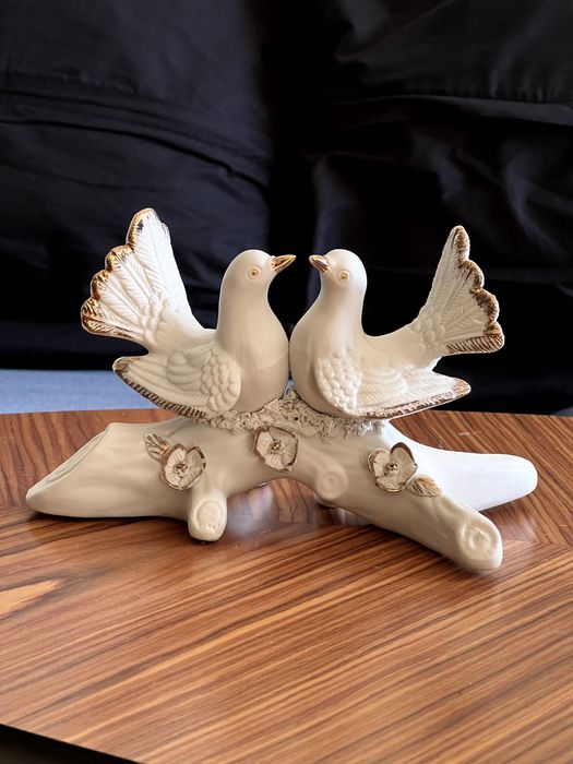 Estatuetas de animais com detalhe dourado