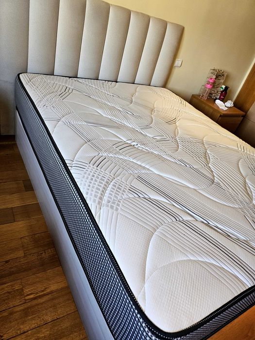 Cama de casal com arrumação