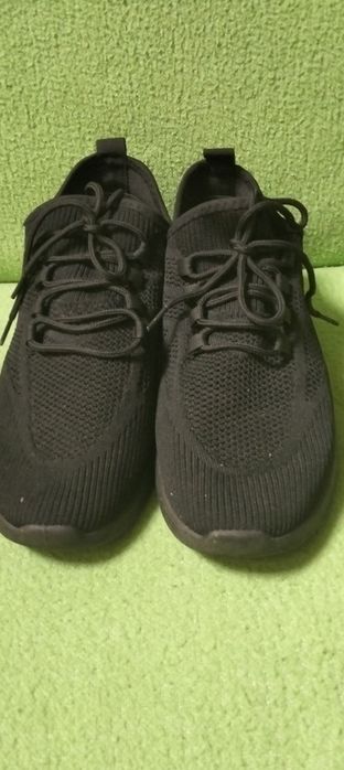 czarne sportowe obuwie