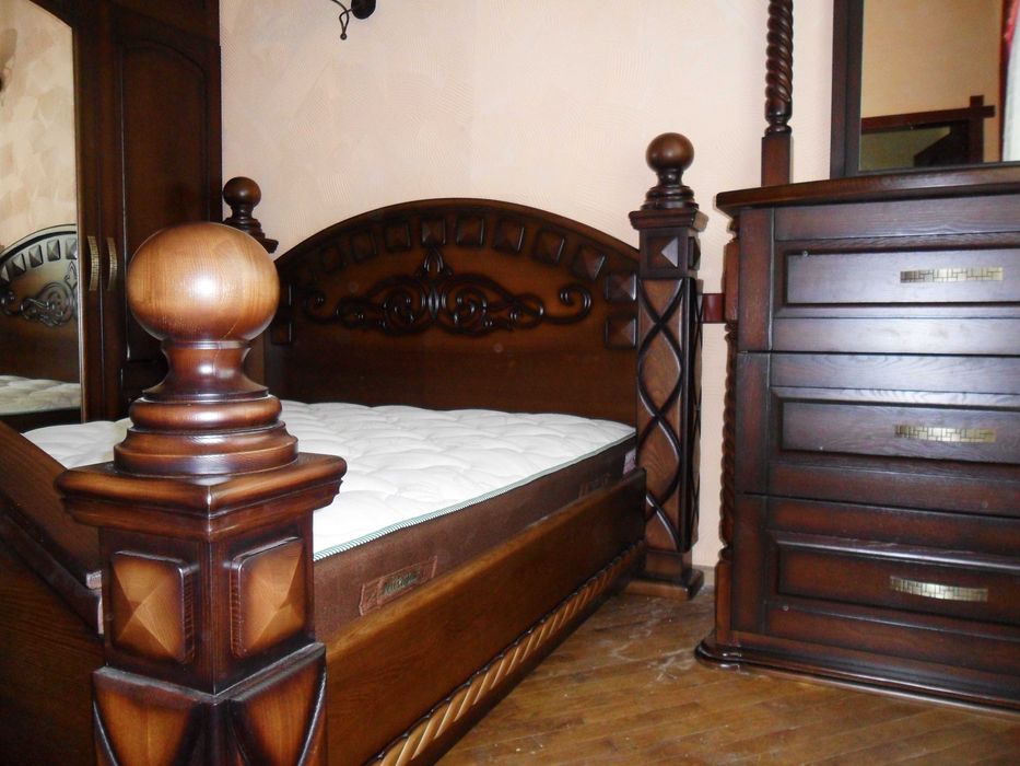 СТрогаю, ріжу, крашу деревину.