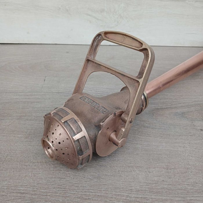 Duża prądownica strażacka stara sikawka strażacka straż pożarna