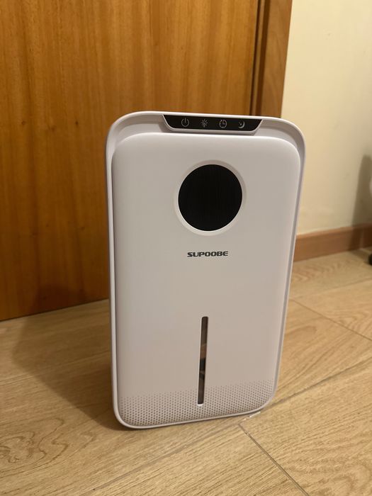 Desumidificador com reservatório de 2,5L.