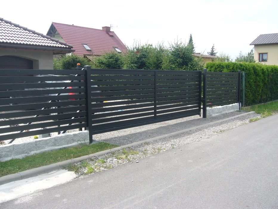 Brama przesuwna panelowa.