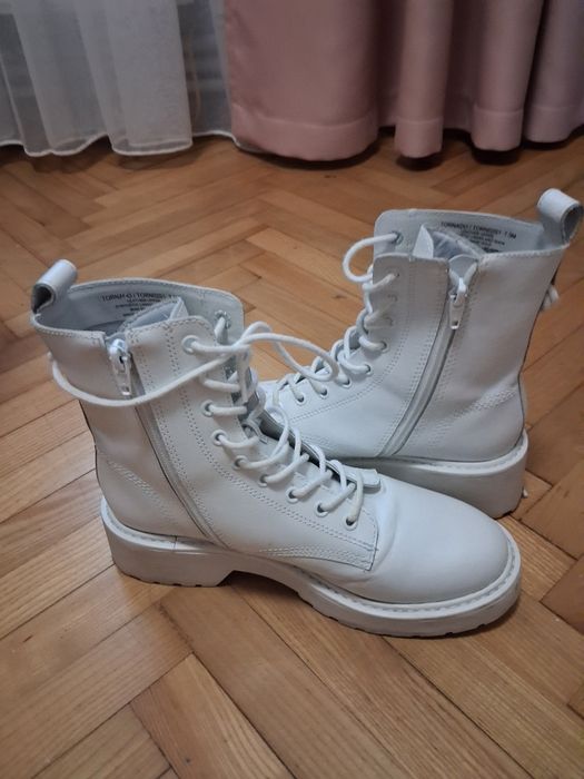 STEVE Madden  ботінки білі М 7,5 ( 38,5)