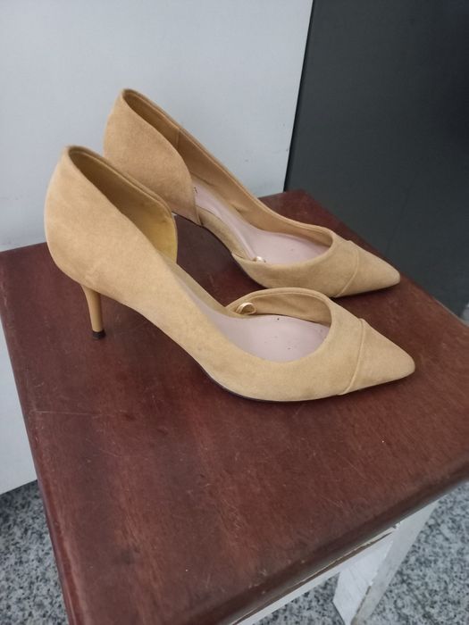 Sapatos novos em camurça amarela