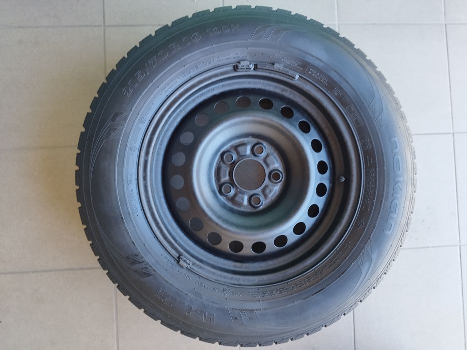 Opony zimowe na felgach stalowych 215/70R16