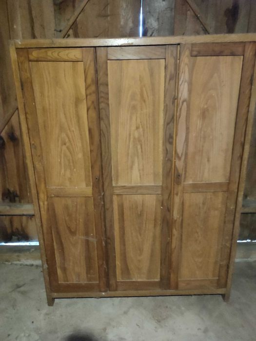 Zabytkowa szafa do renowacji