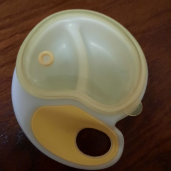 Продам тарелку с двумя ложечками для прикорма.