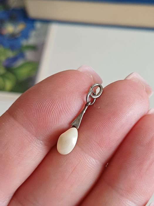 Zawieszka perła drobna skromna lekka wisiorek