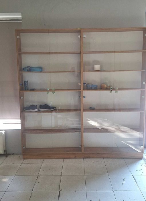 Witryna przeszklona zamykana na kluczyk