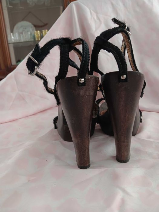 Sandálias de salto alto de madeira da Prof