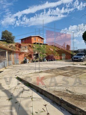 Terreno Rústico com Casa de Madeira e Picadeiro