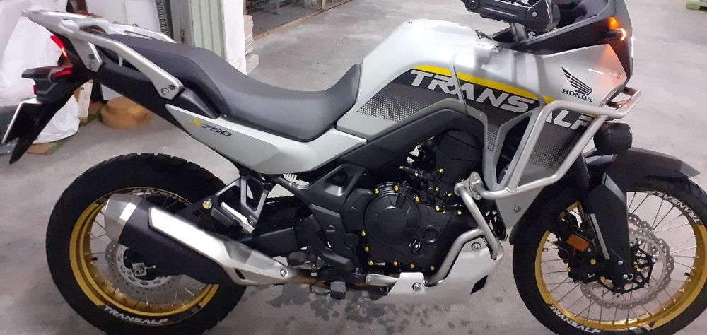 Honda transalp 750 xl igual a nova.