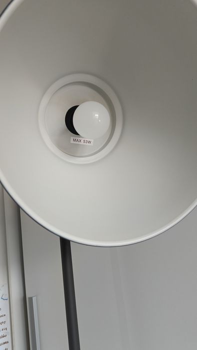 Nowoczesna lampa podłogowa