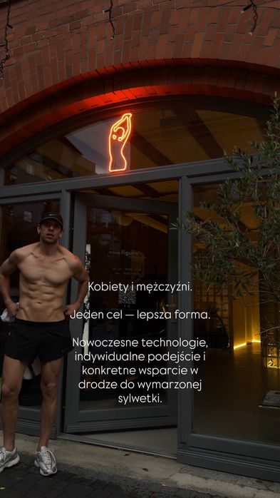 Trener personalny z własnym studiem.