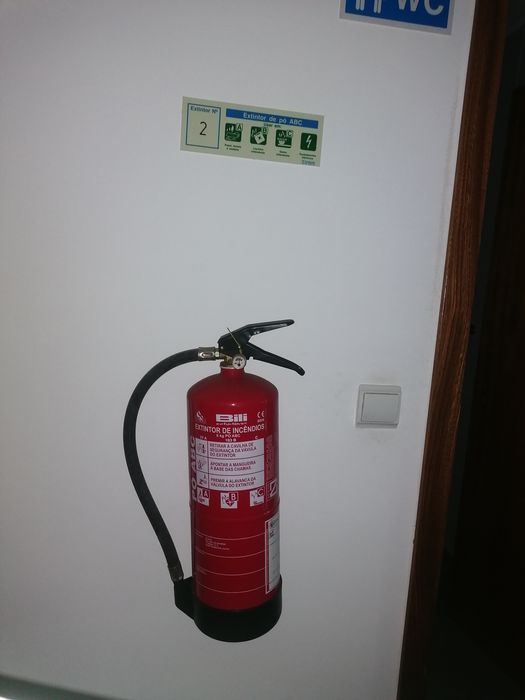 2 Extintores de incêndio e 1 cx primeiros socorros, placas sinaletica