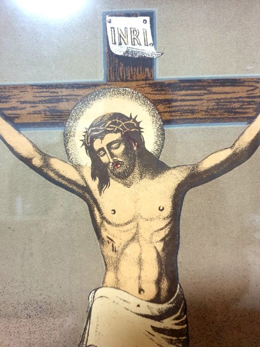 Antigo quadro com imagem de Cristo crucificado fluorescente