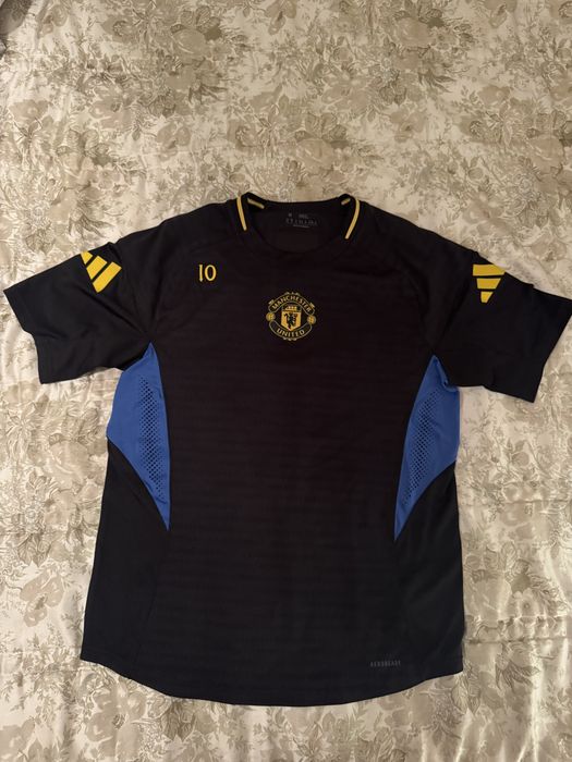 Conjunto Treino Oficial Manchester United Adidas (Camisola M + Calções L + 2 Cuecas XL) — NOVO
