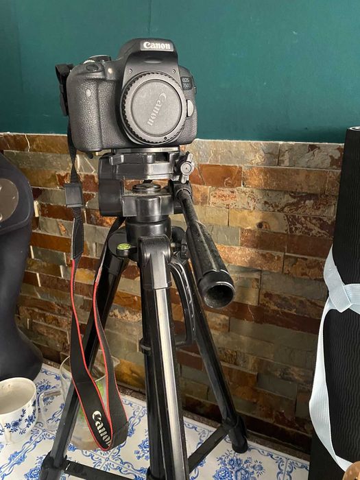 Canon EOS 750D + EF-S 18-55mm com tripe — Excelente estado