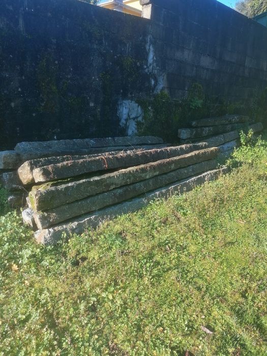 Esteios em cimento em bom estado 5€ o Metro