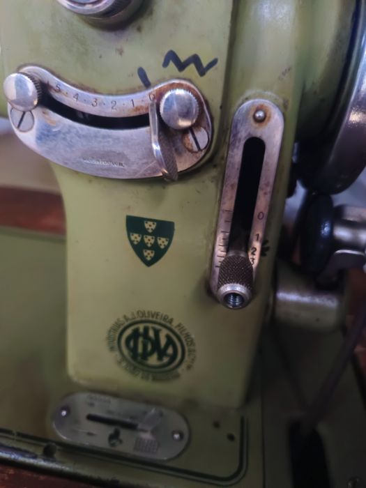 Máquina de Costura Oliva CL50 Vintage + Móvel