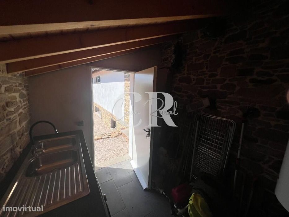 Casa de Pedra Renovada, Ruínas, Riacho, Poços e 15.570m2 de Terreno na