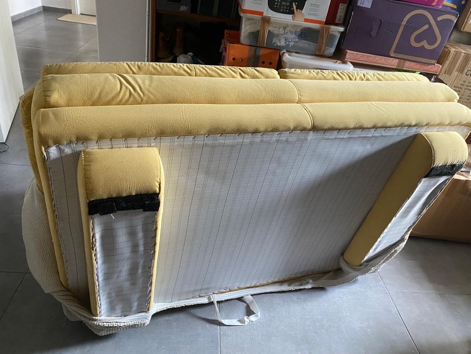 Sofás amarelos 3 lugares