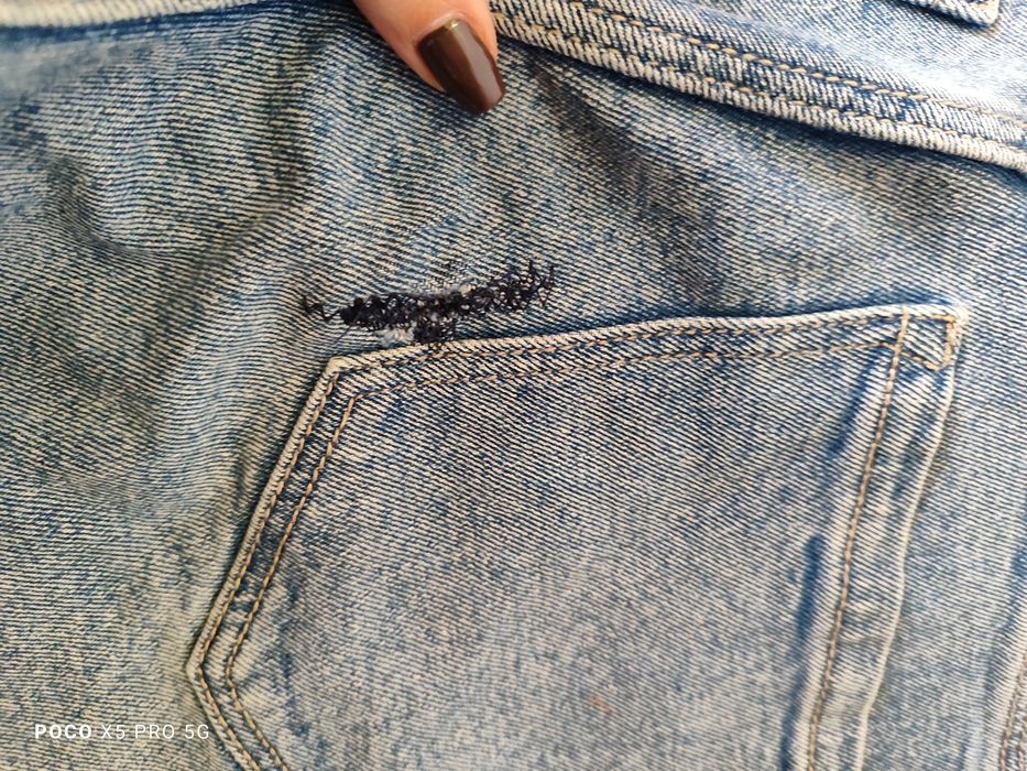 Niebieskie spodnie damskie mom jeans Stradivarius