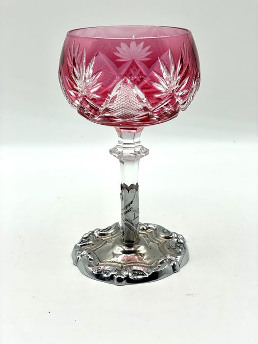 Cálice em cristal lapidado e pé em estanho